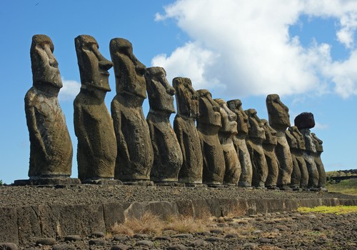 Rosto de pedra na ilha de páscoa. antiga estátua de moai. símbolo de  viagens famoso.